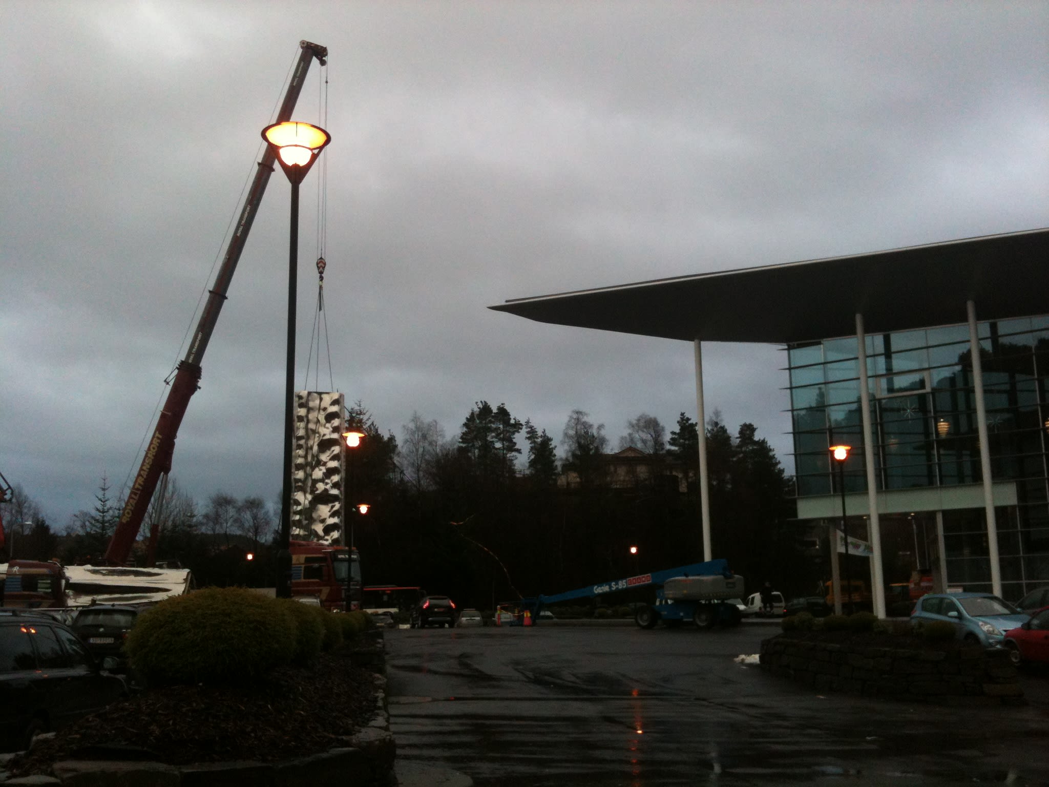 Bergen’s tallest piece of art being setup|Bergens høyeste kunstverk settes opp
